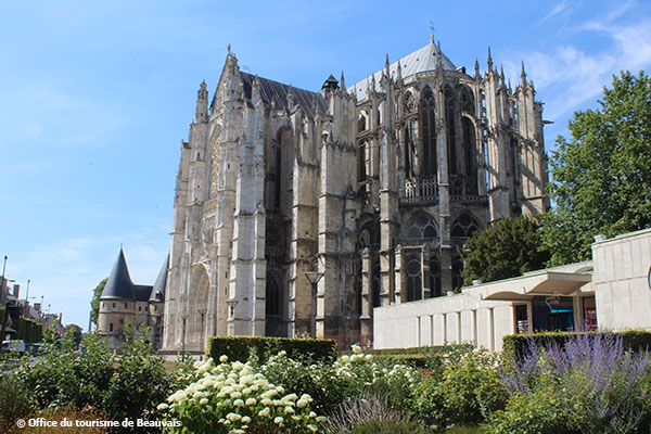 Le Quadrilatère et la cathédrale de Beauvais